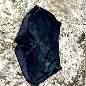 Lululemon sz 18 black camo print shorts